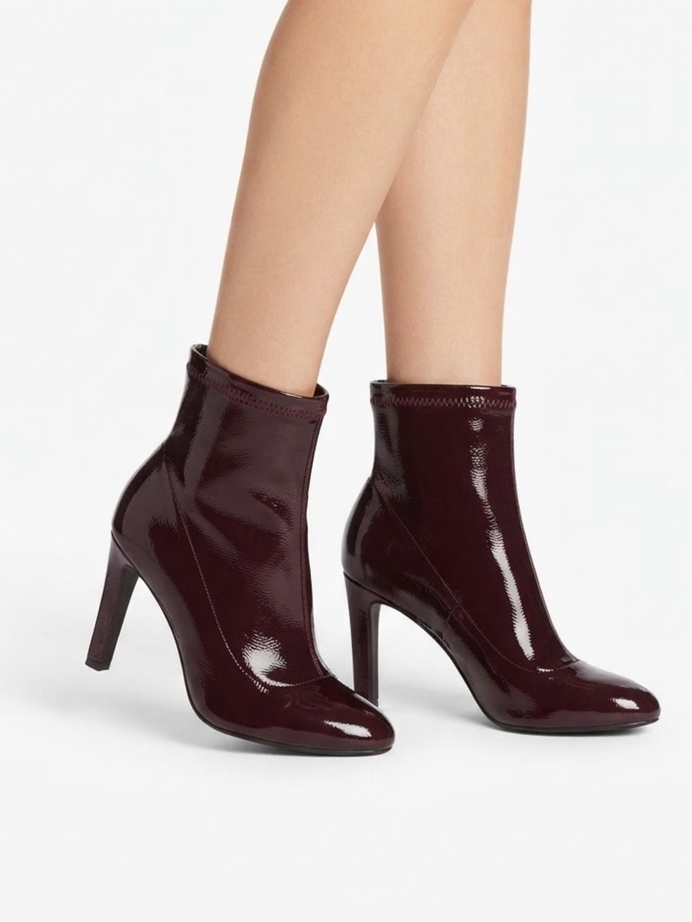 LE CHATEAU | NWT PATENT BURGUNDY ANKLE BOOTIE